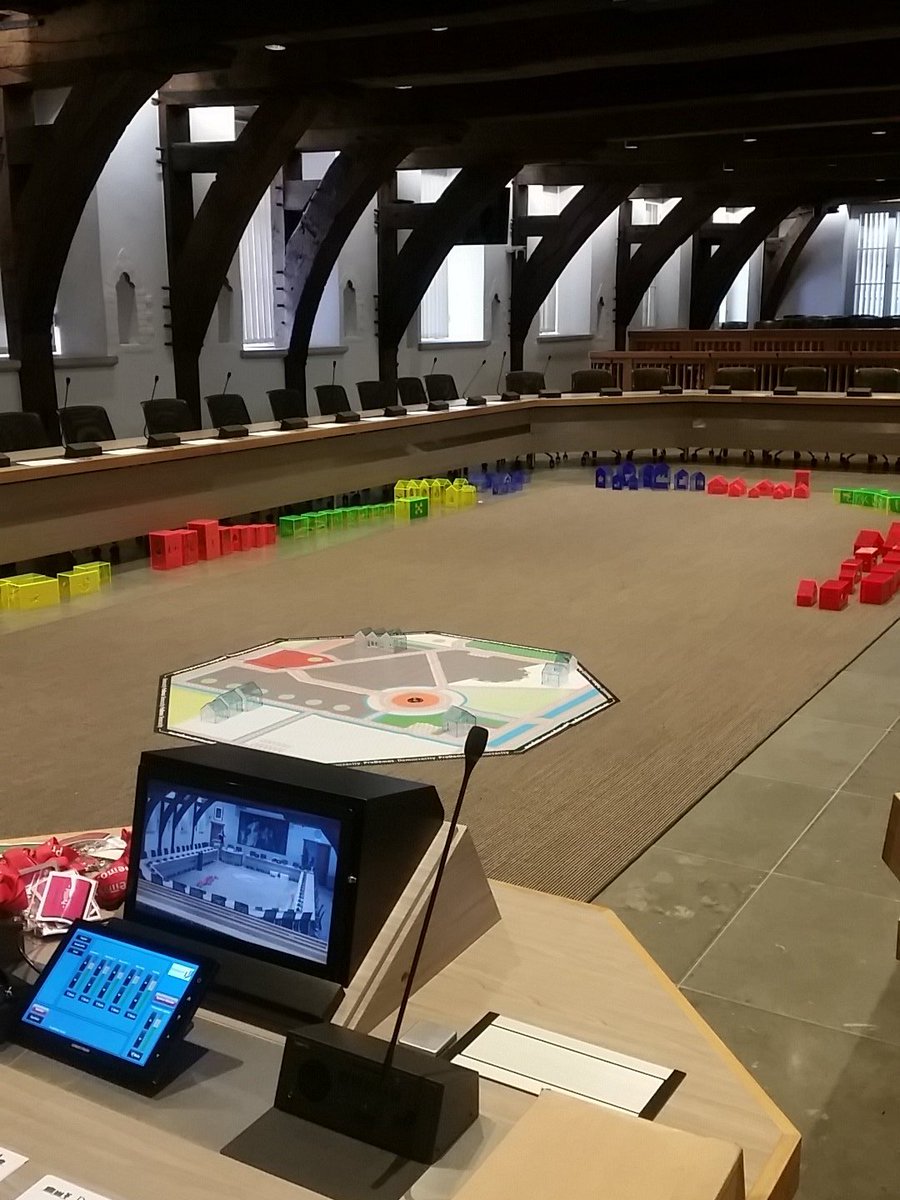 kittykruger's tweet photo. Raadszaal is er klaar voor #Democracity. Groep 8 #Statenschool Dordt gaat ervaren hoe het is een stad te besturen. https://t.co/ZZ5Bsu9rqP