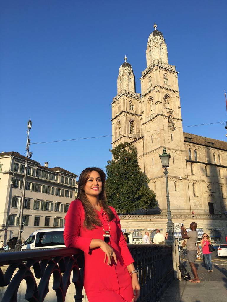 MySwitzerlandIN's tweet photo. Happy faces &amp; beautiful places! Star of 'Yeh Rishta Kya Kehlata Hai', @eyehinakhan visits #Grossmunster in Zurich! https://t.co/hFDyzOB9qS