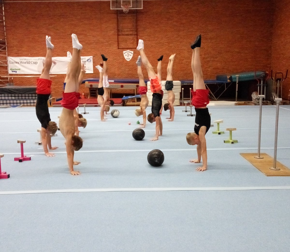 Handstandvoetbal als afsluiting van ochtendtraining! Goede trainingsweek voor turners <a href="/Zwolle_CSE/">CSE Zwolle</a> @rkdos_inderegio!