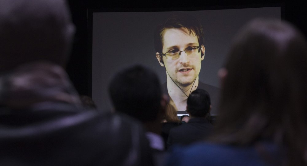 complottisti's tweet photo. Snowden consiglia di incollare cerotti sulla fotocamera dei pc contro sorveglianza globale - https://t.co/03LrU5Sksd https://t.co/eeMtfjUTxX