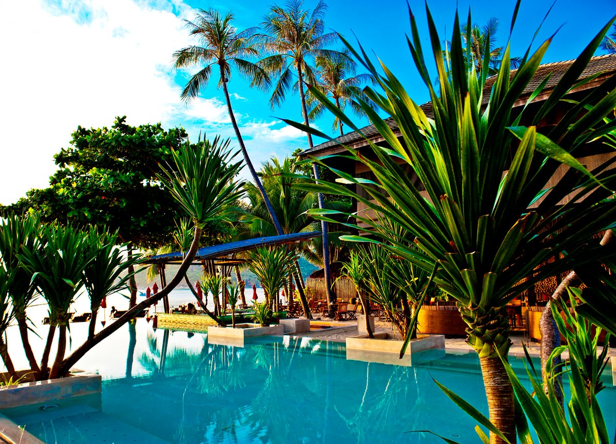 Anantara_Hotels's tweet photo. Friday afternoon swim up bar time at #Anantara #Rasananda #KohPhangan #Thailand #FridayFeeling https://t.co/QD7VB91Irv
