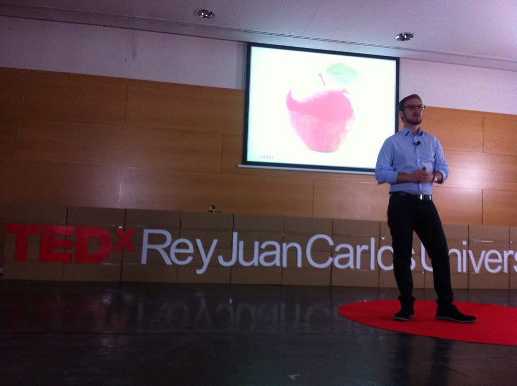 FCJS_URJC's tweet photo. Luciano Pámpanas (estudiante @urjc) se pregunta ¿Compramos racionalmente? #TedXReyJuanCarlosUniversity @Fridays_esp https://t.co/qI5V4TtOhD