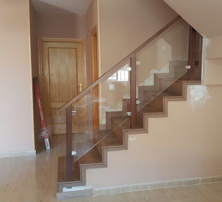CYRMODA's tweet photo. escalones forrados de madera y barandilla de madera y cristal de estilo moderno. @mueblescapita https://t.co/1ftK6TapeL