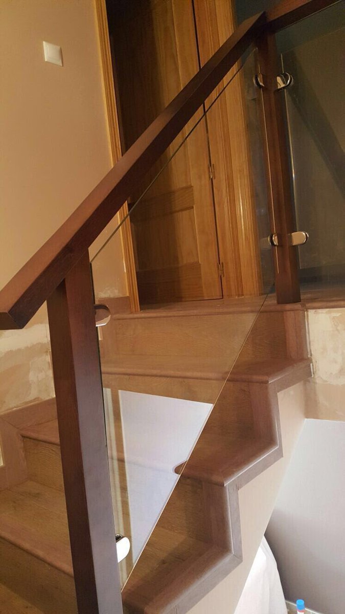 CYRMODA's tweet photo. escalones forrados de madera y barandilla de madera y cristal de estilo moderno. @mueblescapita https://t.co/1ftK6TapeL