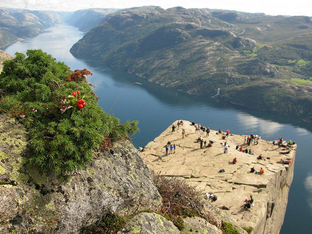 Descubriendo el #Preikestolen, el famoso púlpito de #Noruega: ow.ly/ttEW3047B64 vía Turismo Manía.