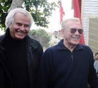 Çok güzel gülen,güzel işler yapan, 
ardında güzel izler bırakan bu dev adam,hep sevgi,saygı ve rahmetle anılacak...