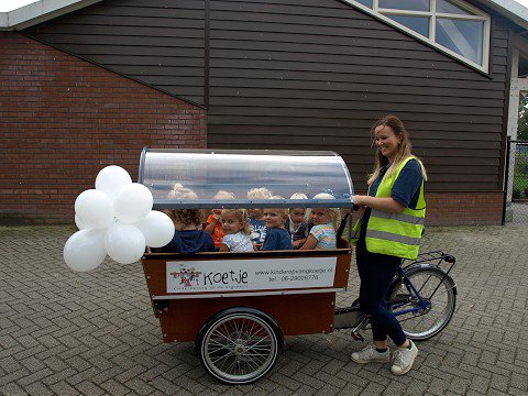 Op pad met onze nieuwe bakfiets om naar de bruiloft te gaan kijken van een papa en mama!!