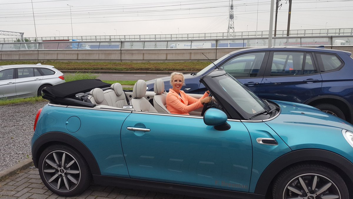 VanRappard's tweet photo. Dat is nog eens een leuke vervangende auto! Dank @BMW @BreemanMINI  #schade #Mini #BMW #laatdezonmaarschijnen https://t.co/CX0NU9THuP