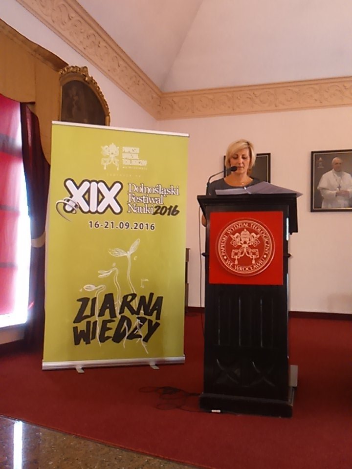 PWT_Wroclaw's tweet photo. Rozpoczęliśmy #DFN2016 | Trwa wykład "człowiek sformatowany" - Magdalena Kois https://t.co/0ZIhMruAIp