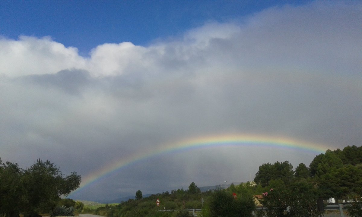 Roquemorella's tweet image. Mirar que Arcoiris hay sobre #Chert @artrustic @Tiempo_Valencia @AEMET_CValencia @OratgeCV  #casaroque #Morella