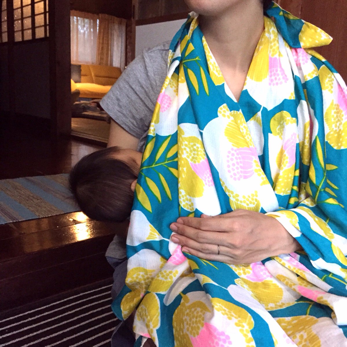 Makumo マクモ A Twitter 商品レビュー届きました ストールとしてはもちろん授乳ケープとしても使え 使い方は自由自在 オシャレで嬉しい気分にしてくれるので 愛用中です 福岡 30代 女性 T Co Zimq0cpx9i