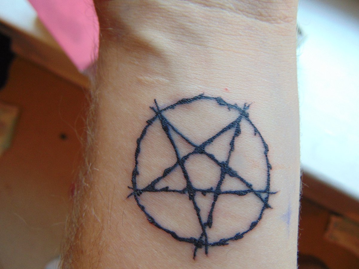 666 tattoo: Hình xăm 666 luôn thu hút sự quan tâm của những ai yêu thích phong cách ma quái, tối tăm. Tuy nhiên, năm 2024, chúng ta đang chứng kiến sự thay đổi đáng kể trong văn hóa xăm hình, khi con người dần chuyển sang những hình xăm mang tính biểu tượng, tôn trọng tự do cá nhân và sáng tạo. Hãy cùng xem hình xăm mới nhất từ các nghệ sĩ tại Việt Nam và thế giới. 

English:666 tattoo: The 666 tattoo has always attracted the attention of those who love dark, cool styles. However, in 2024, we are witnessing a significant change in tattoo culture, as people are turning to more symbolic, individualistic, and creative tattoos. Let\'s watch the latest tattoos from artists in Vietnam and around the world.