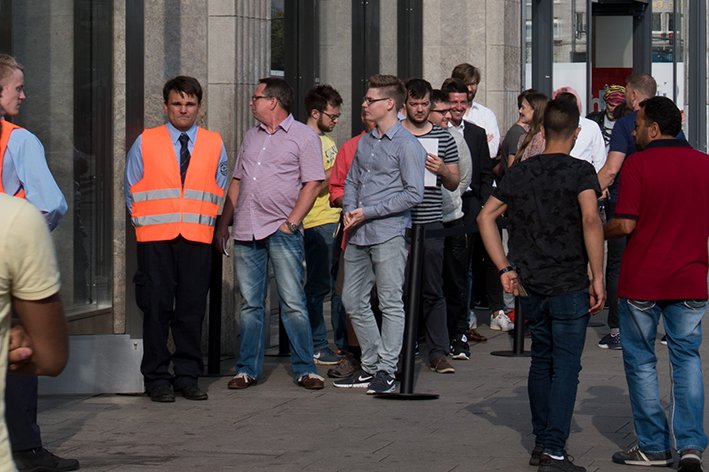 Kein Hype am Jungfernstieg, auch um kurz vor 10. #iPhone7-Vorbesteller warten brav in einer eher kurzen Schlange.