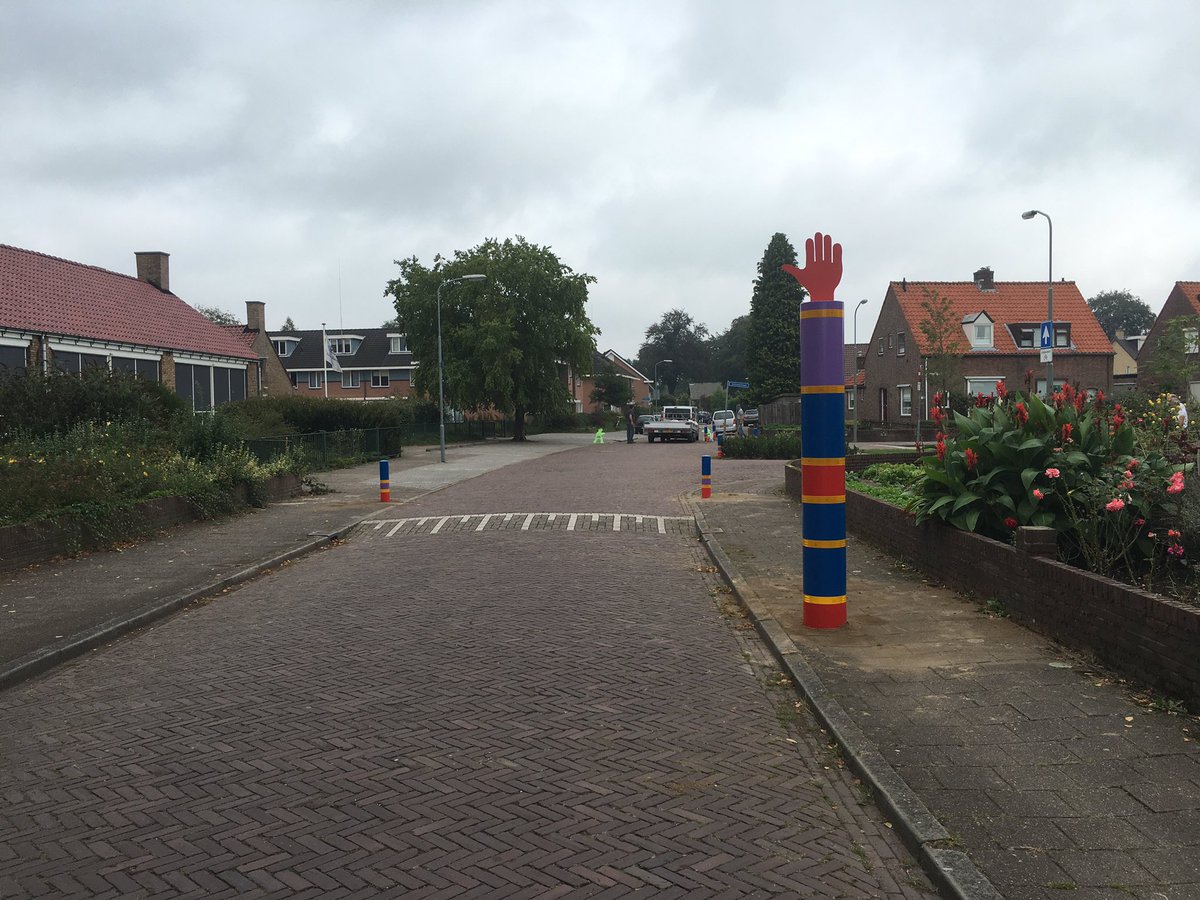 Eerste 'accentpalen' bij Van Damschool geplaatst. Dinsdag 20 september officiële opening.