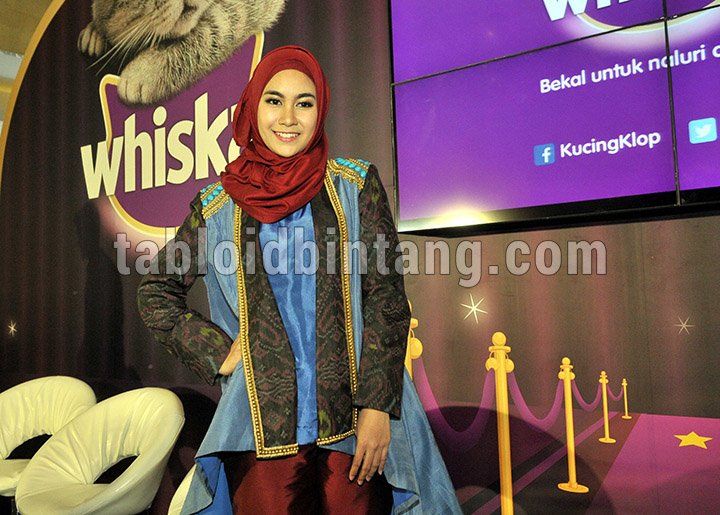 tabloidbintang's tweet photo. FOTO Anisa Rahma Makin Manis Pakai Hijab Merah https://t.co/8K149YdYYb https://t.co/ngUI4au5HU