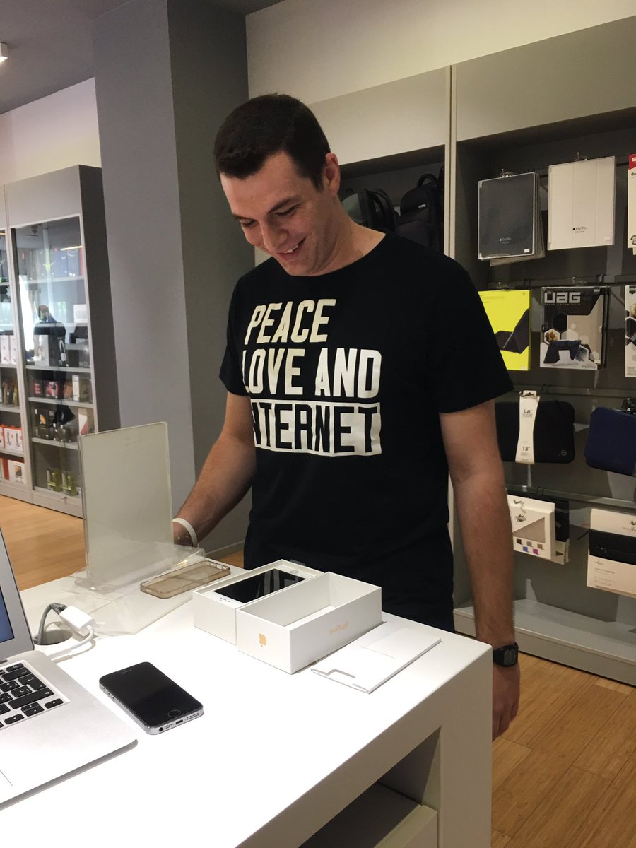 AMG0807's tweet photo. @King__James6 Primer #iPhone7 en Almeria!! #Rossellimac https://t.co/tvf1ZwtK4d