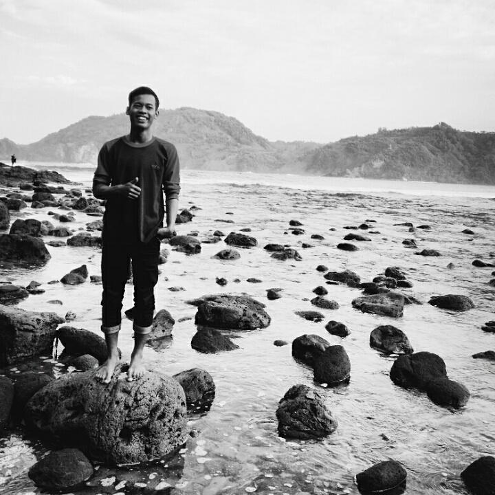 Terlalu asik sendiri 😅