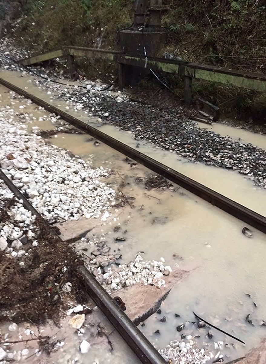 elliotwagland's tweet photo. Pictures show the landslip near Watford Junction station which has caused a train to be derailed. https://t.co/FxBtf6lHd5