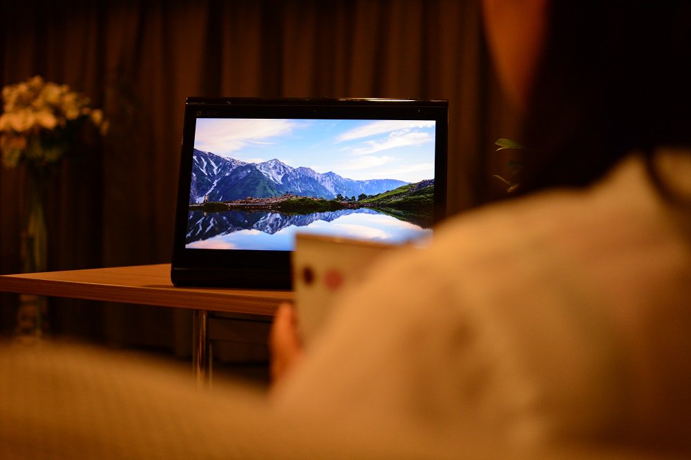 necpc_pc's tweet photo. たまには自宅で #映画 や #写真 を見て過ごす #金曜日 はいかがですか？
#Frista のモニターは広視野角対応なので、ソファーに座った後に横になっても、綺麗な映像が楽しめます。
https://t.co/aRdWxw0S0F https://t.co/9jgSCHWhuA