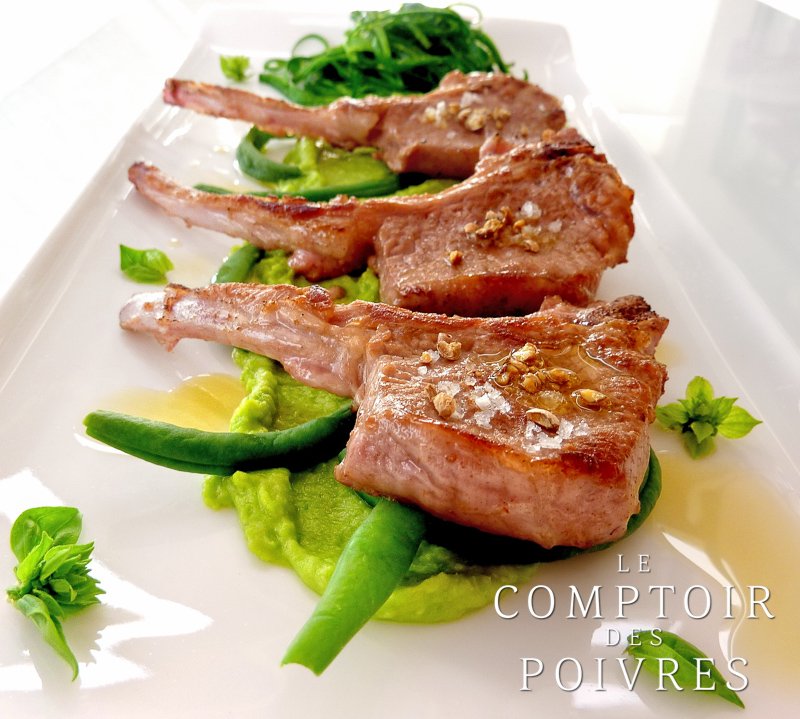 LCDPoivres's tweet photo. Côtelettes d'agneau, houmous de petits pois et spaghettis de courgettes au pesto. A table ! https://t.co/49YuEMAwgU https://t.co/tEACp5EUVO