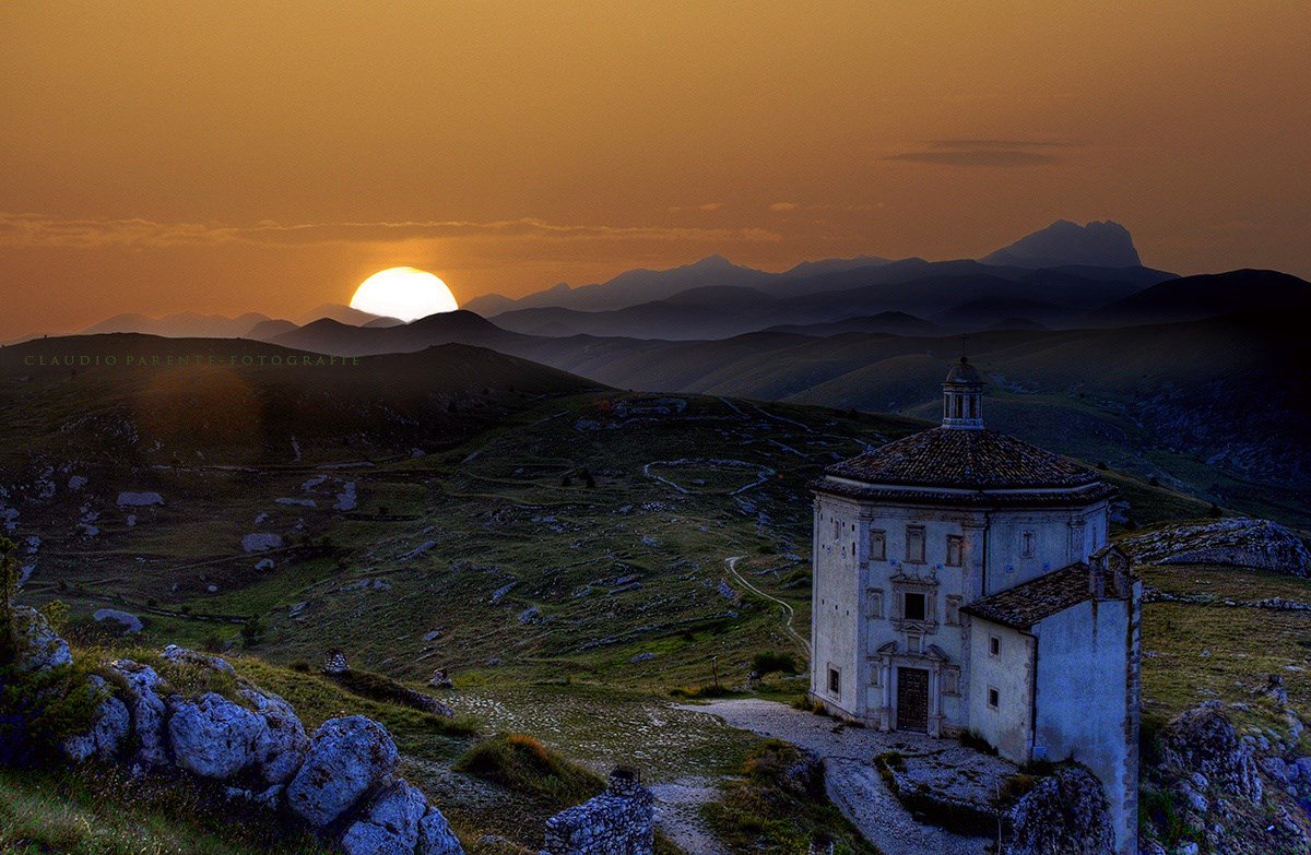 BorghiandSagre's tweet photo. La #Chiesa di Santa Maria della Pietà vista dalla #RoccadiCalascio
Info: https://t.co/7nhFTtyZH7 Ph: Claudio Parente https://t.co/UXEAfvrrjG