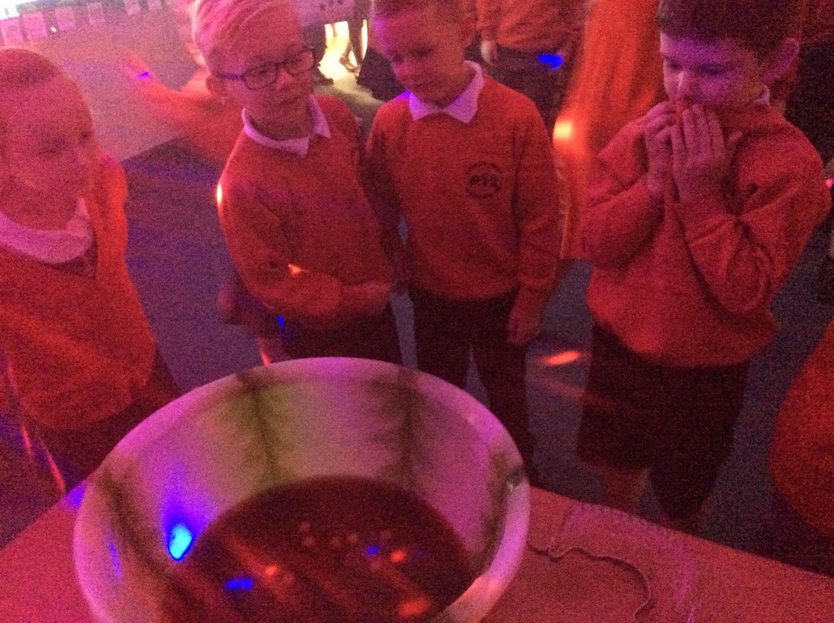 MrsConstable91's tweet photo. George's Marvellous Medicine master class! @BoothferryPS https://t.co/DE4EFtAVGi