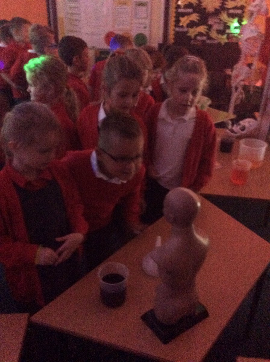 MrsConstable91's tweet photo. George's Marvellous Medicine master class! @BoothferryPS https://t.co/DE4EFtAVGi