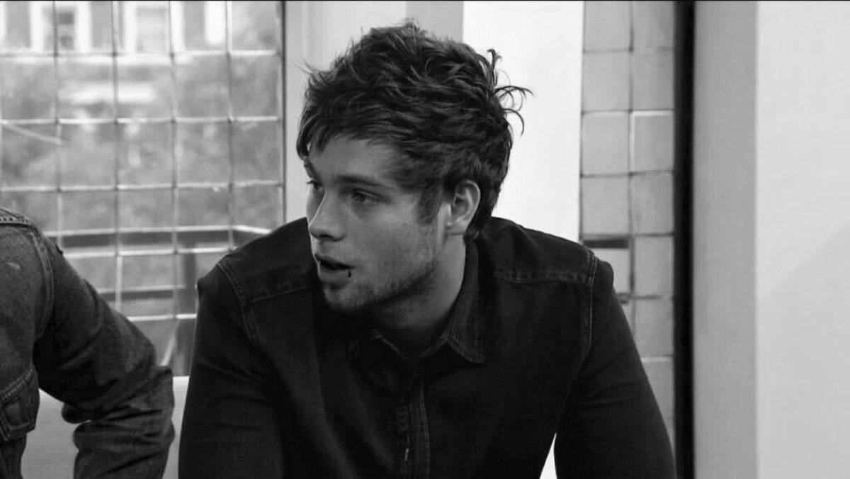 mukearchive's tweet image. tbt to when the lip ring existed