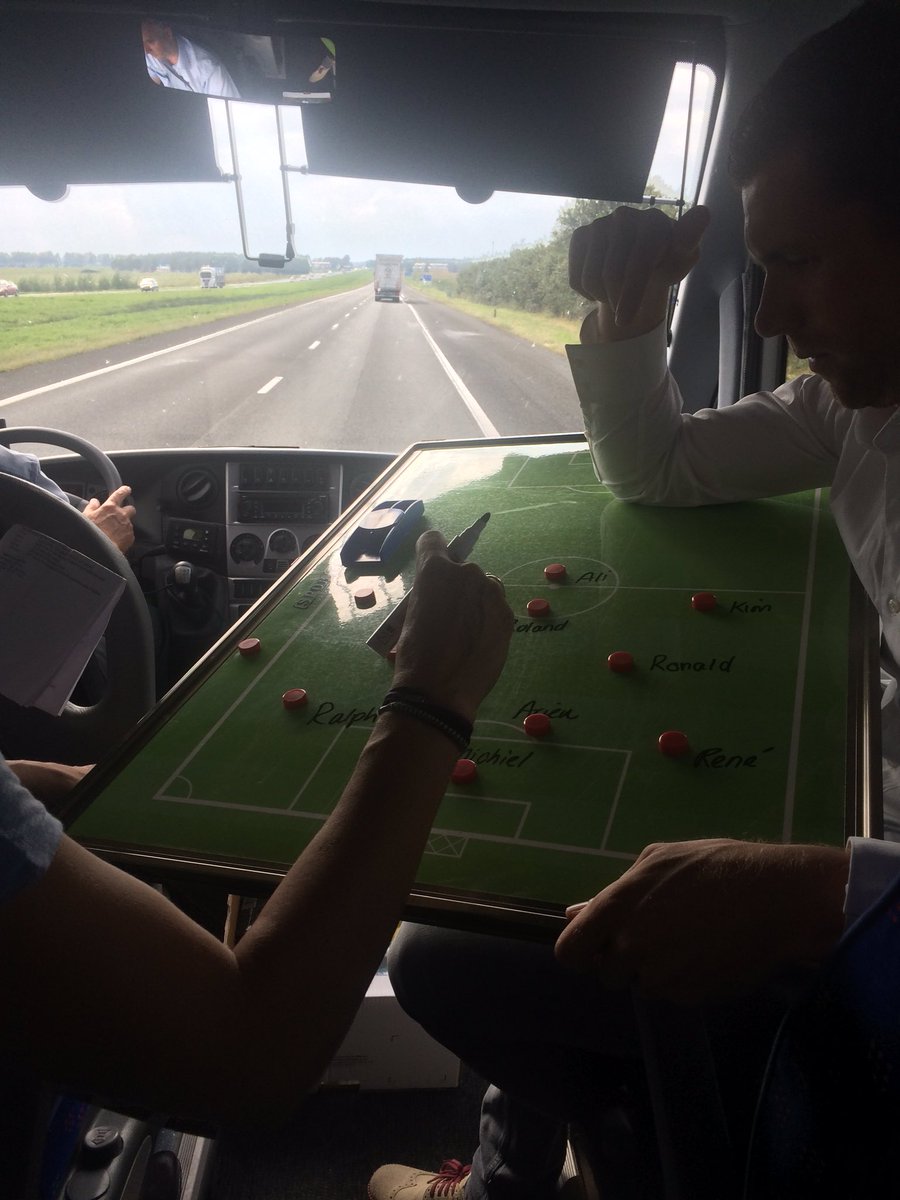 arjen_bergman's tweet photo. De opstelling is gemaakt: Klaar voor de wedstrijd tussen de Businessclub van @FC_Emmen en die van de Graafschap https://t.co/A6dQci5AYJ