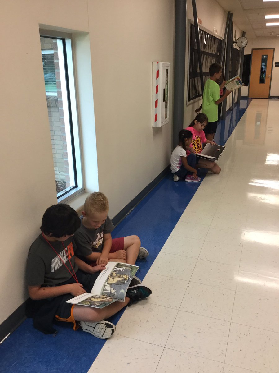 MsSpaulding1's tweet photo. Book buddies! #1stgrade #4thgrade @4thMissMyers @Hughes_Hawks https://t.co/UmiVDDRH1e