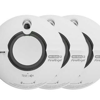 NaQuBo's tweet image. Kunt u de rookmelder van beneden wel horen in de slaapkamer. Niet? Dan koppelbare rookmelders ophangen