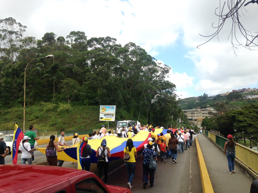 josyfernandez's tweet photo. ¡Nuestro pueblo Sanantoñero unido exigiendo un cambio para nuestra Venezuela! #RevicatorioYa #SAA https://t.co/pgo0kTAbGE
