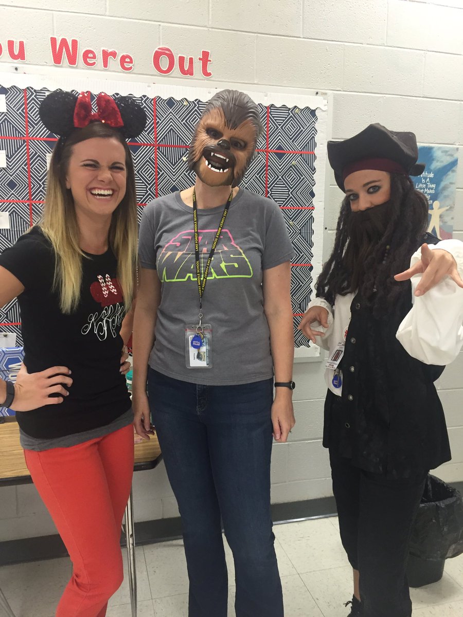 Spirit week is in full force! #disneyday #lfspiritweek #minniemouse #chewbacca #jacksparrow