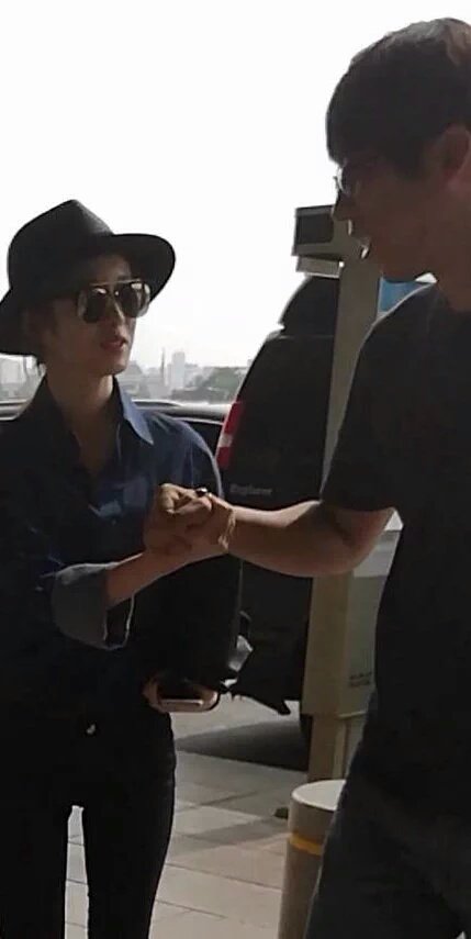 aegizone's tweet photo. "Handshake with Jiyeon.." https://t.co/NzudpShwhY
