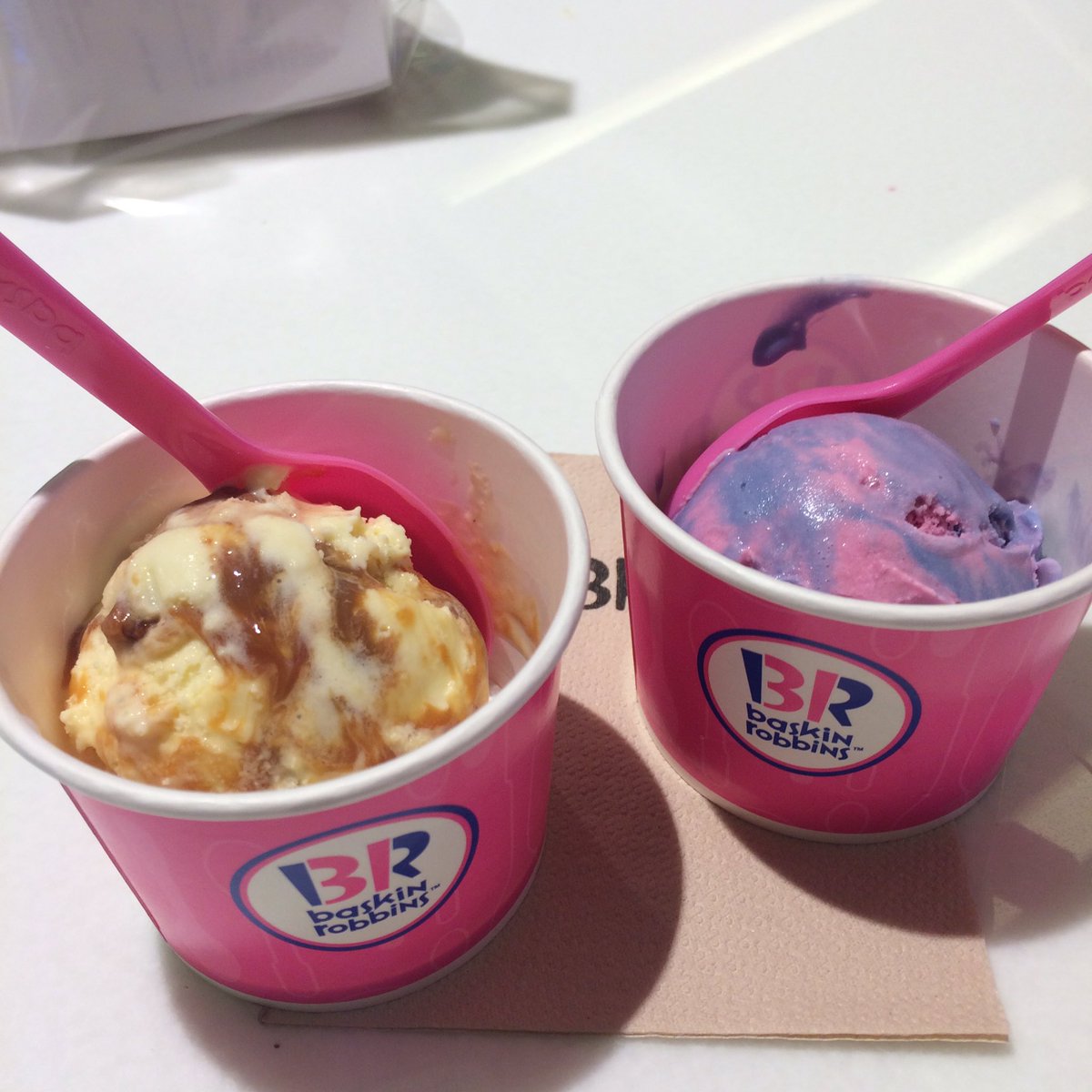 Herepaolicious's tweet photo. Buy 1 Get 1 Free @ Baskin Robbins 89฿ ได้มา 2 ลูก ใส่โคนได้ จัดไปเลย2ลูก อร่อยx2 ไม่ต้องง้อใคร😌 @aroii @Redprice_50 https://t.co/ITUDpFOWwD