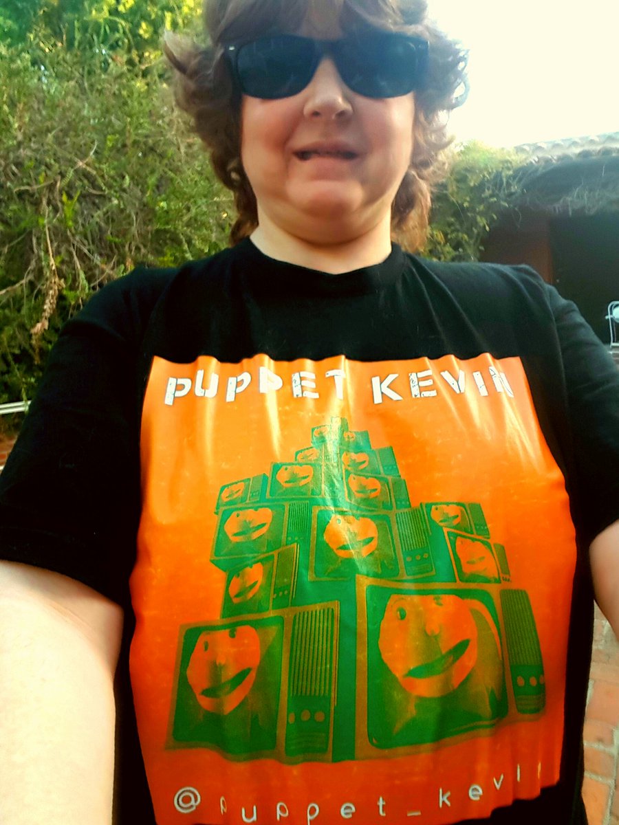 SarahHWarren1's tweet photo. @puppet_kevin @BskApparel  take Mom &amp; Dad to see there DOCTOR'S TODAY WEARING KEVIN'S FAMOUS FANTASTIC TV SHIRT I ❤❤ https://t.co/bM17nJXGe4