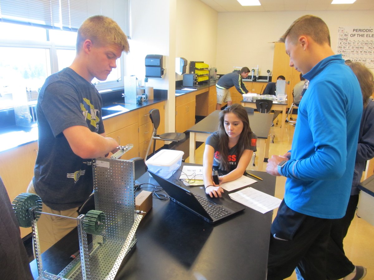 SHS_POE's tweet photo. New POE hard at work on Mechanical Advantages.  Build, test, calculate https://t.co/TxFyVj9HqN