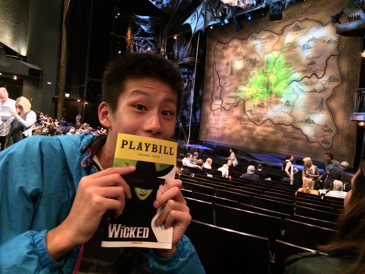 hiroshi_nyc's tweet photo. ウィキッド！！！！！！！！！
くじで当たってめっちゃ高い席を$30で買えた〜😭😭本当にラッキーやったぜ！！！
本場のパフォーマンスはほんまにアメイジングでインクレディボーやった😭😭鳥肌止まらへんかったほんまにありがとうございました！ https://t.co/dPSe8DXEEp