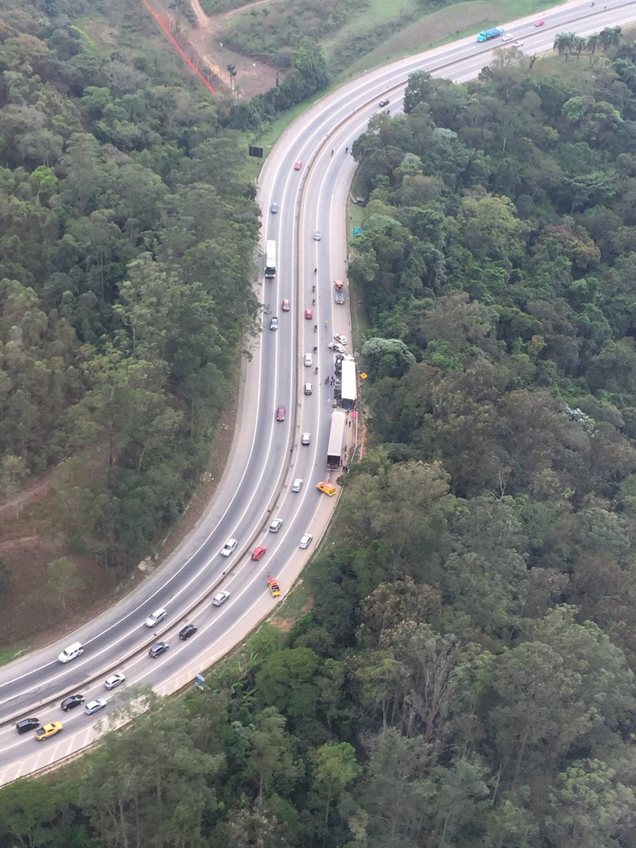 Tombamento de carreta na Rodovia Raposo Tavares, sentido São Paulo, na altura do km 38, região de Cotia. (Foto: Renata Carvalho)