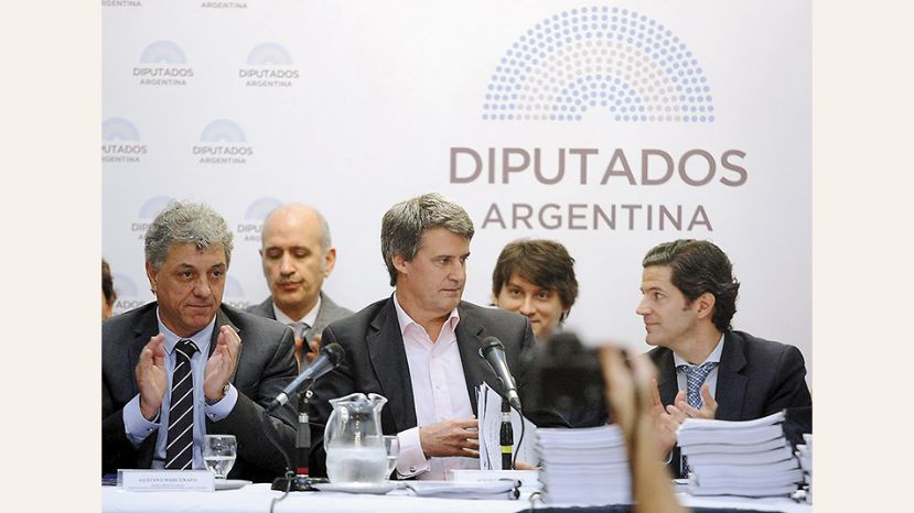 Cronistacom's tweet photo. Para financiar el #Presupuesto 2017, hará falta emitir deuda por u$s 38.000 millones @nbg__ https://t.co/iKtWzJ2I14 https://t.co/4Pb9m42qnv