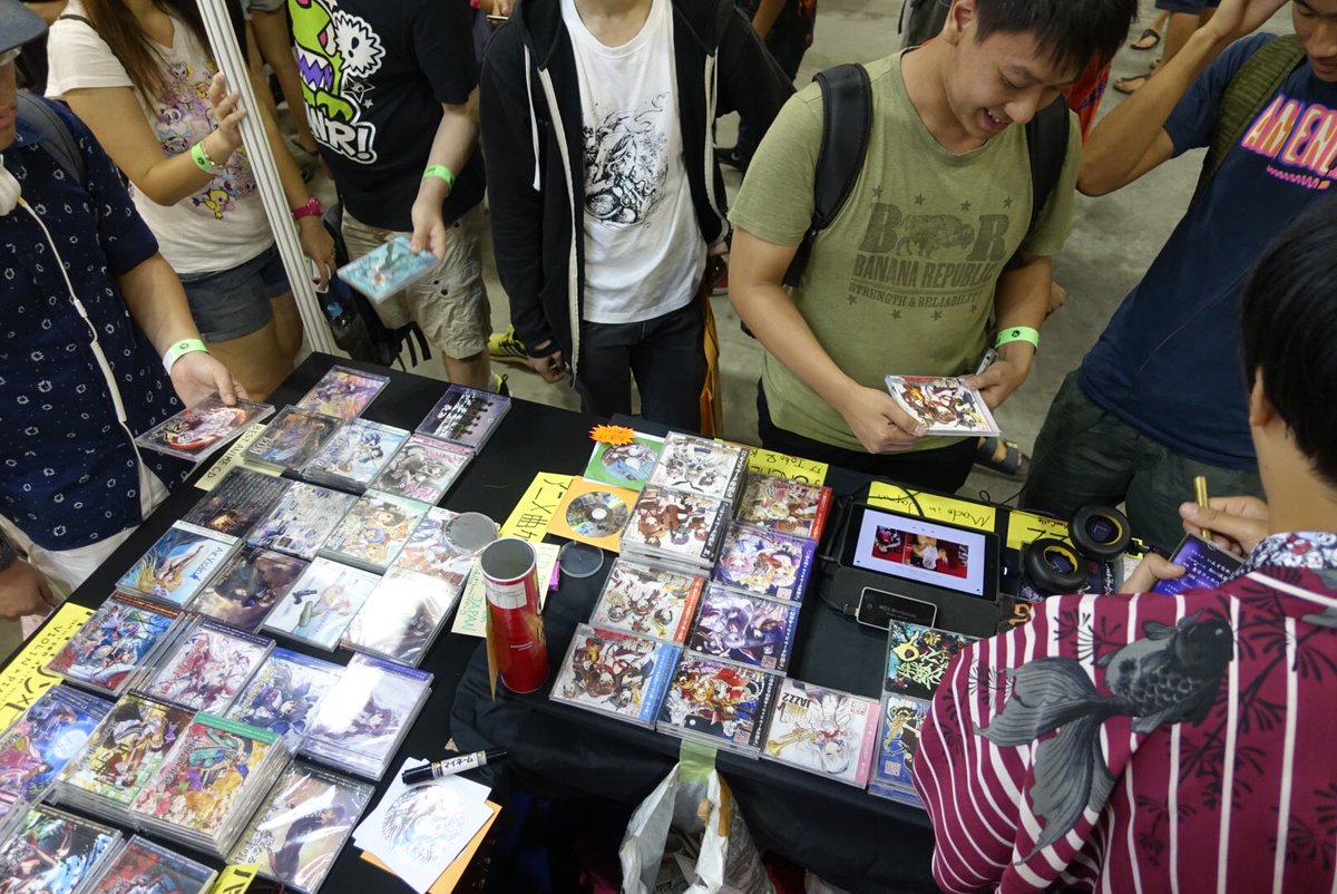 TAMUSIC's tweet photo. 常に沢山のファンに囲まれて幸せ
#STGCC2016 
あとシンガポールは学生さんでもバイト代でCD買えるので多くGetする熱いファンも多いね(^-^) https://t.co/1WYuf4VwdK