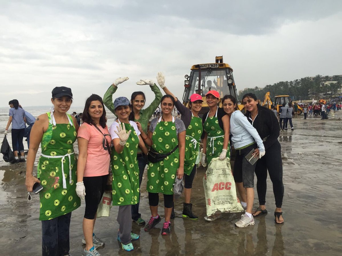 rastaachaap's tweet photo. The @rastaachaap girls cleaning up Juhu beach. Every bit counts ! https://t.co/qUhKJlF7A6