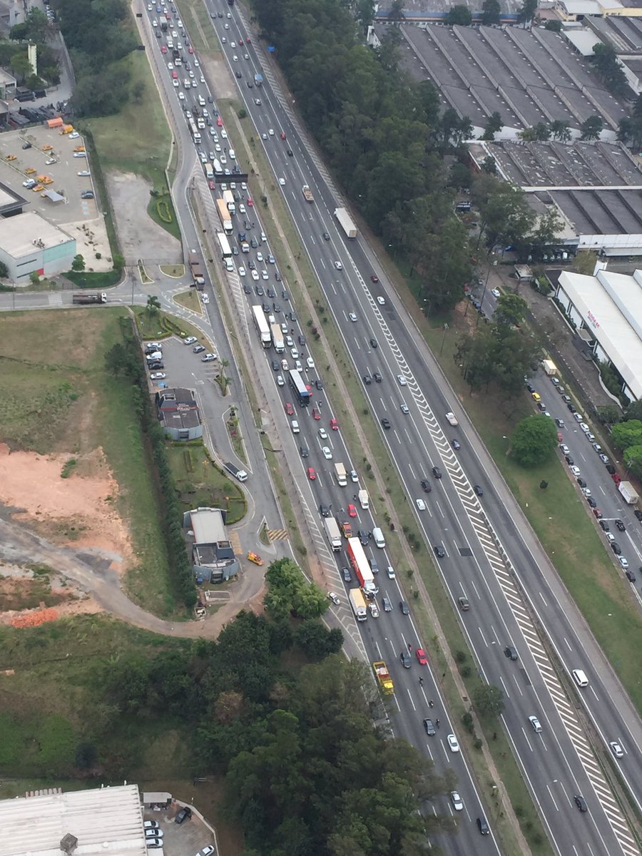 Acidente com duas carretas e carro na Rodovia Castelo Branco, sentido São Paulo, no km 24 em Barueri. (Foto: Renata Carvalho)