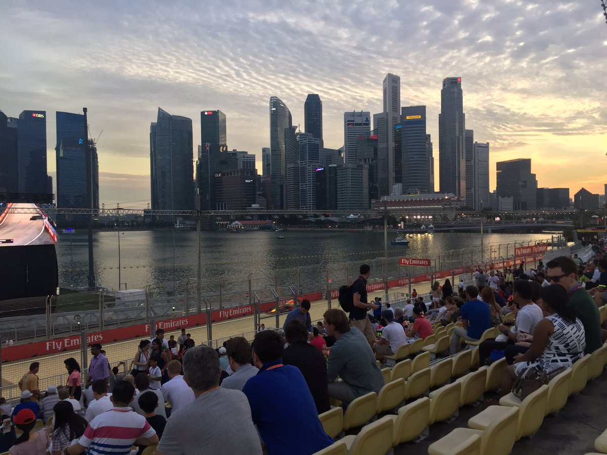marcusloh's tweet photo. Sick view from my seat tonight. SG Grand Prix https://t.co/wYdjI4CWPn