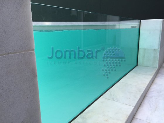 jombar_com's tweet photo. Piscinas acristaladas con #calzos a medida Jombar. El resultado final. https://t.co/f4P1cPqt1L #piscinas #cristal https://t.co/RD5oJuIIw7