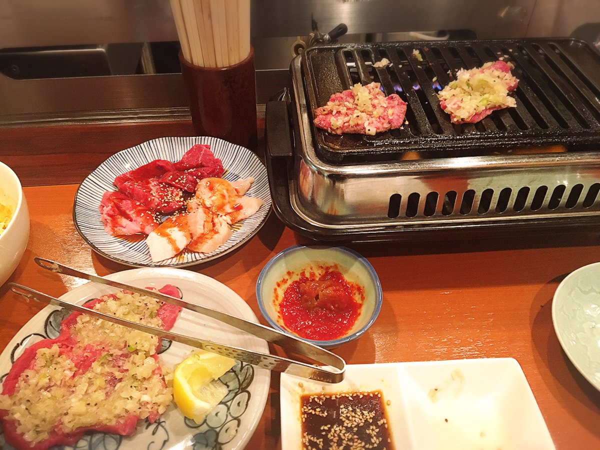 恵比寿、一人焼肉カウンター専門店。
お兄さんがカウンターの中から焼いてくれるので彼氏だと思い込んで食べる

そんな金夜🤗🐮🔥🔥

梅干しキムチ初めてたべたけどおいしかった👲❤️ https://t.co/M8YncQfvIq