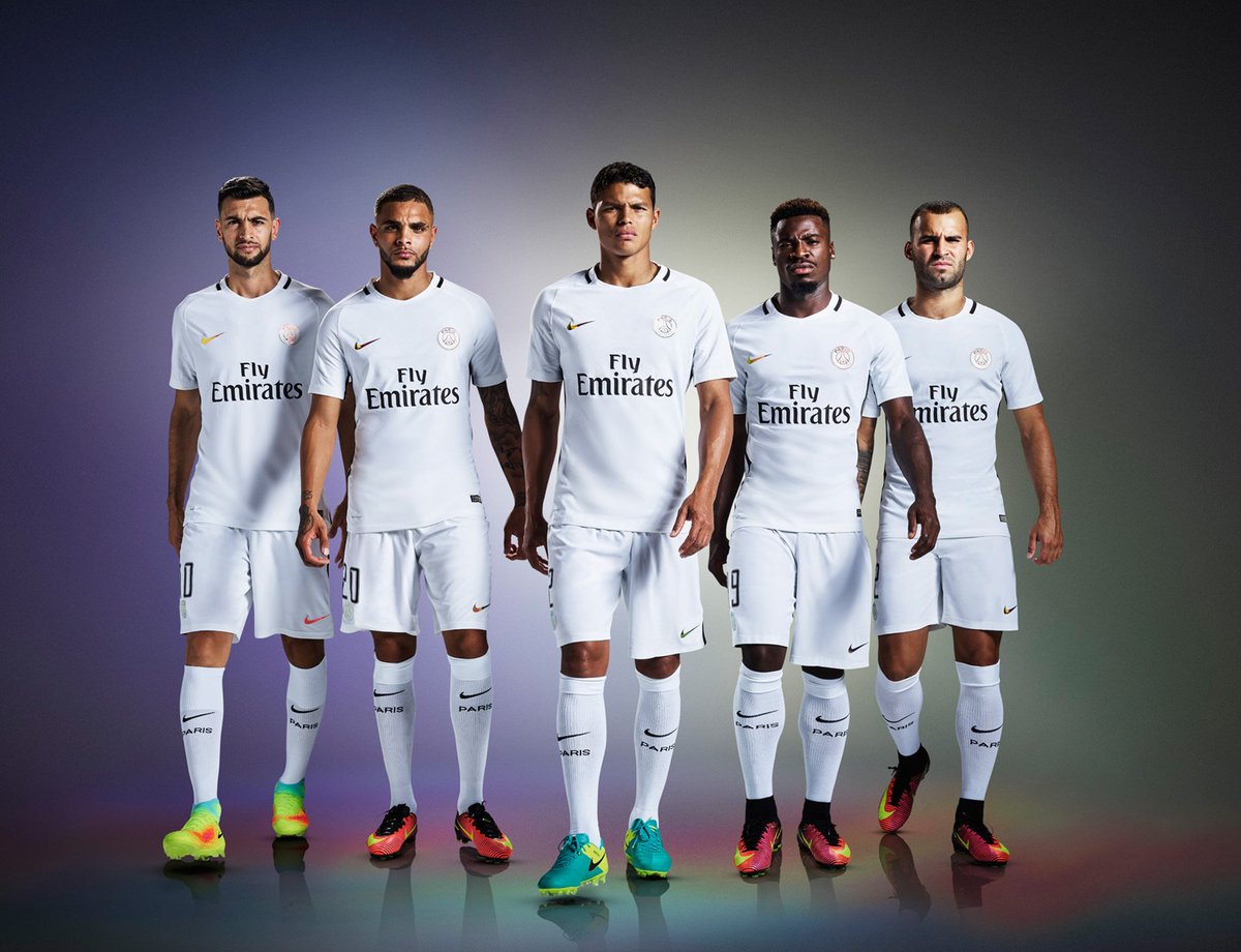 Plus2Foot's tweet photo. Le maillot Third du #PSG sort la semaine prochaine ! Vous en pensez quoi? #plus2foot #Paris #football https://t.co/oZvlOcYOya