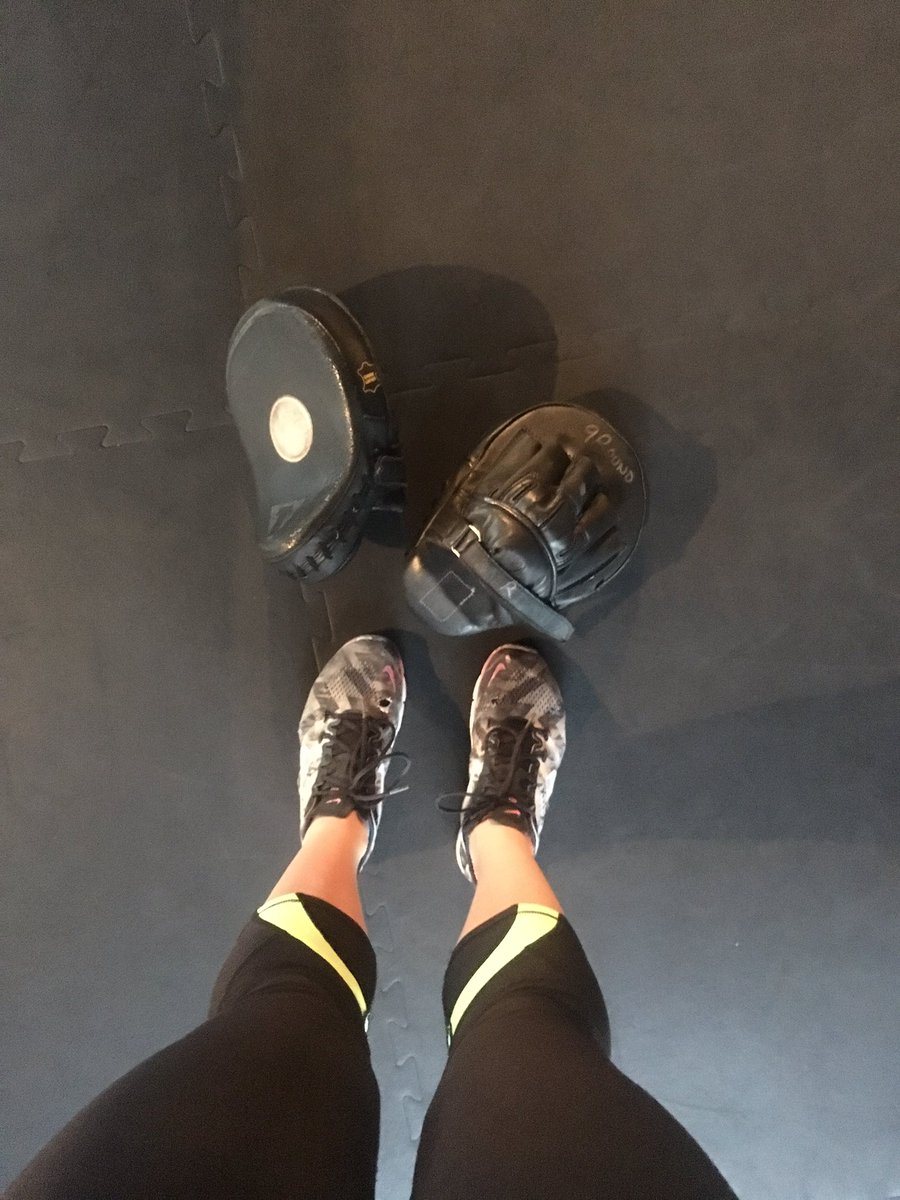 Britt_Jill_'s tweet photo. Because I'm really going to kick my members butts today! 👊🏻💪🏻 #HandPads #Kickboxing #Workout https://t.co/7gPiT6iA1t