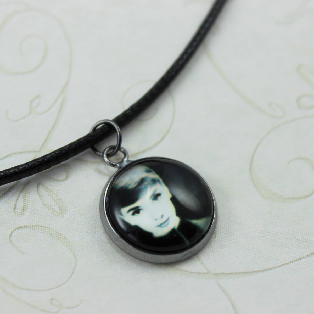 monalaina's tweet photo. Audrey Hepburn Necklace, Audrey Hepburn Jewelry, Breakfast At Tiffanys, … https://t.co/Zu2lCXg44S #etsy #BreakfastAt https://t.co/9J0zaioFxt
