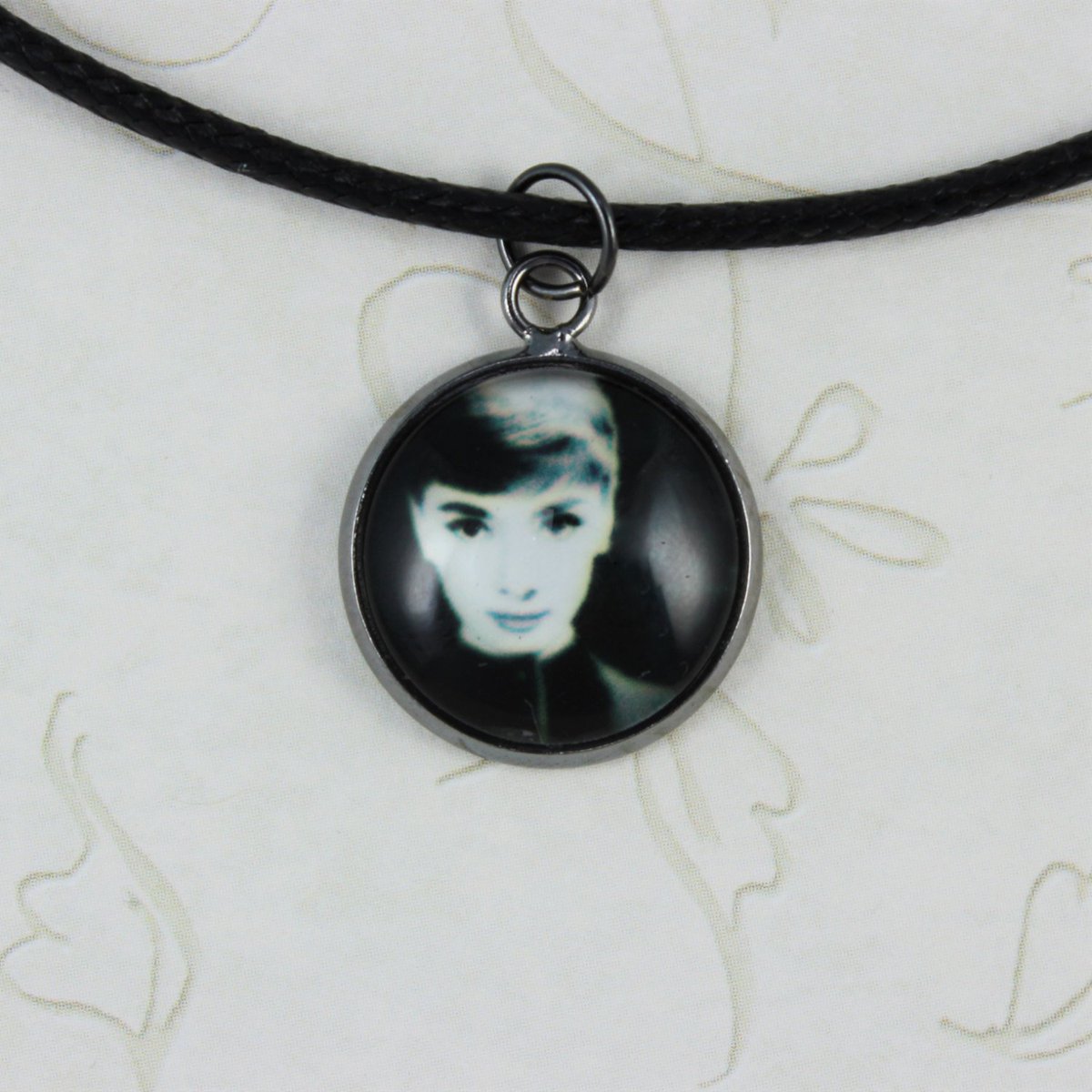 monalaina's tweet photo. Audrey Hepburn Necklace, Audrey Hepburn Jewelry, Breakfast At Tiffanys, … https://t.co/Zu2lCXg44S #etsy #BreakfastAt https://t.co/9J0zaioFxt